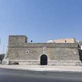 Partiamo dal Fortino di Sant�Antonio, l�edificio di difesa costruito nel 1440 su una preesistente torre databile tra l�XI e il XII sec.. All�originaria struttura era annessa una chiesa consacrata al santo i cui resti sono ancora oggi visibili